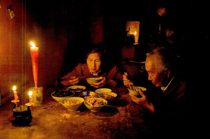 折迁开始,断电的部分村民只好点上蜡烛吃晚饭